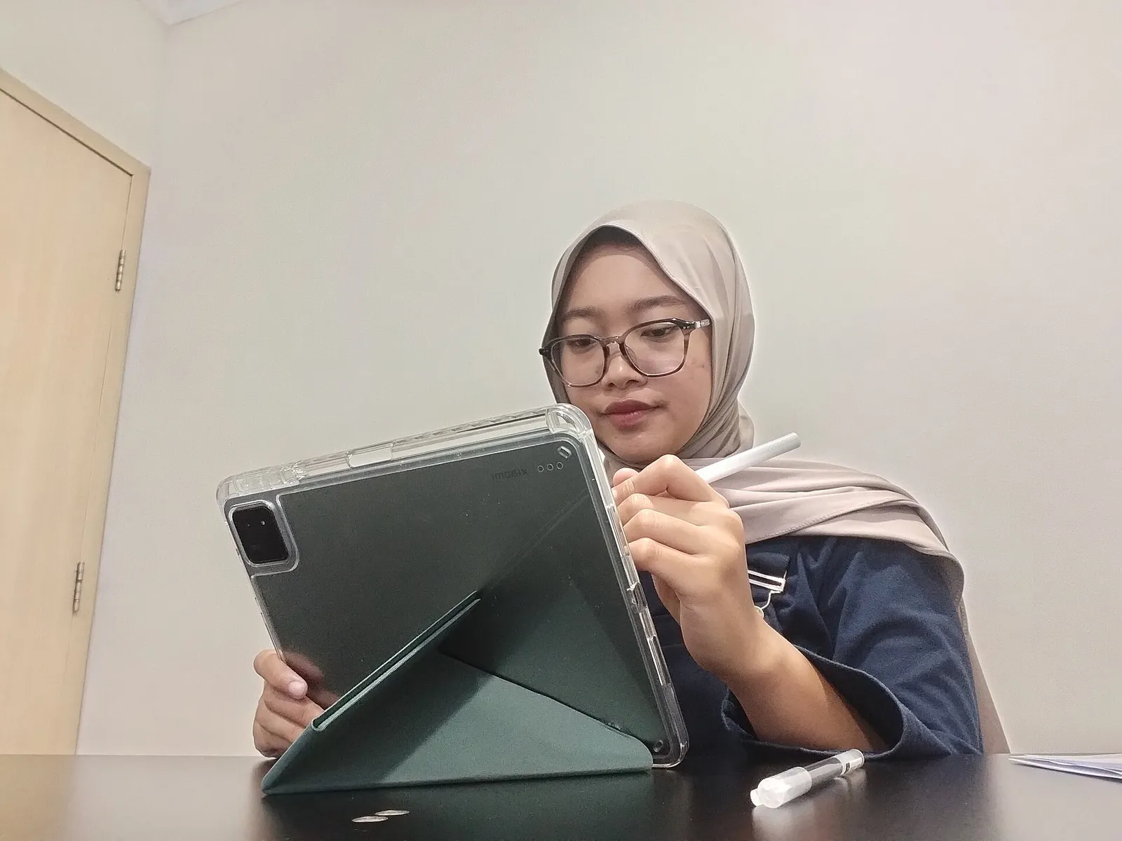 Mahasiswi menyunting video di tablet