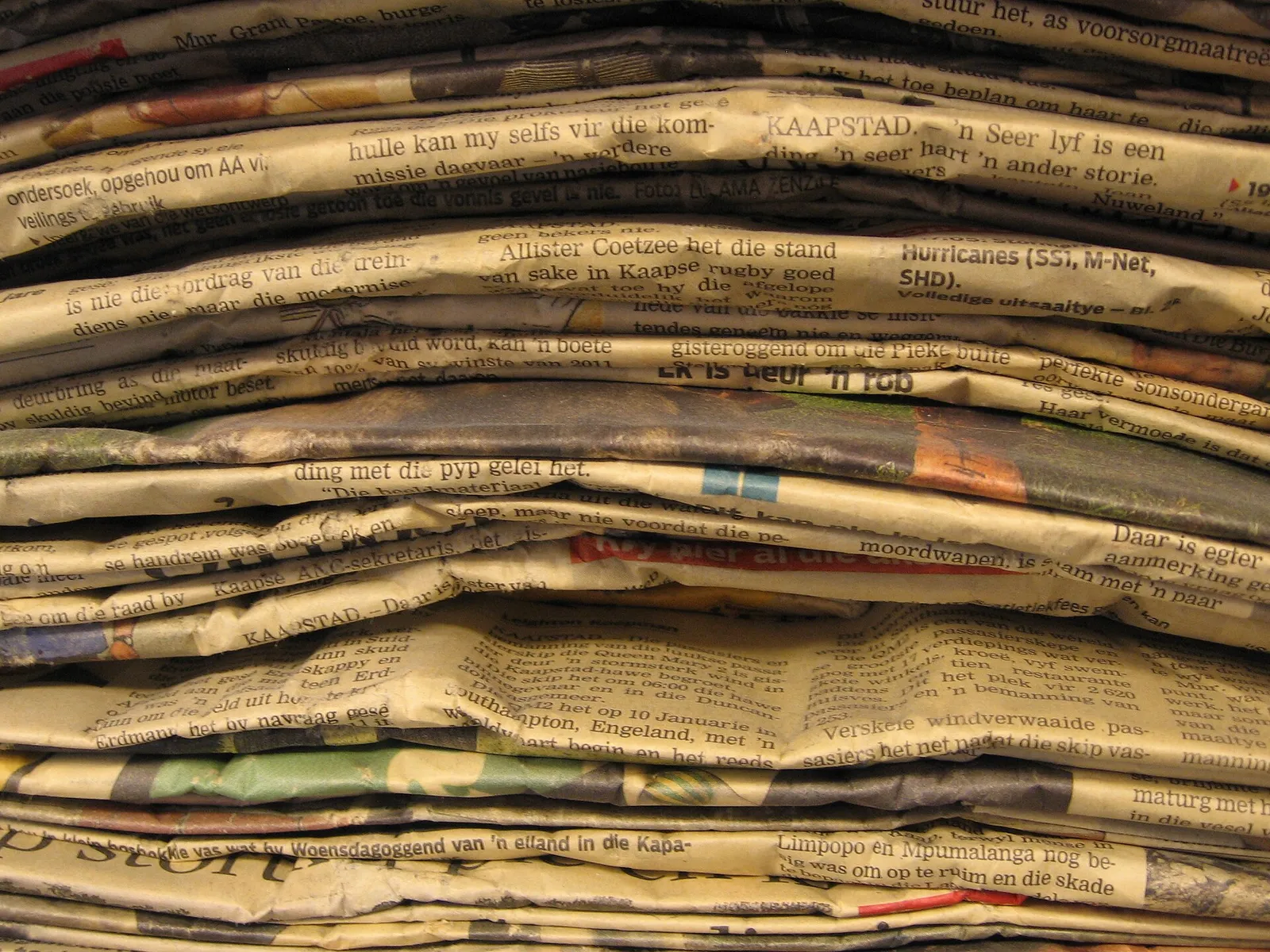 Tumpukan koran lama di rak perpustakaan